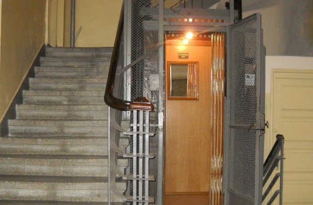 Най-старият асансьор във Варна стана на 80 години (СНИМКИ)