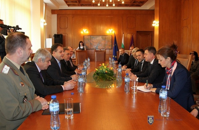 Кметът Даниел Панов посрещна министъра на отбраната, постави три важни въпроса