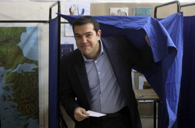 Гърците гласуват активно на изборите
