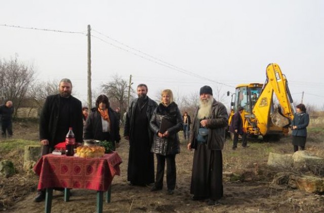 Възстановяват църквата в село Езерец