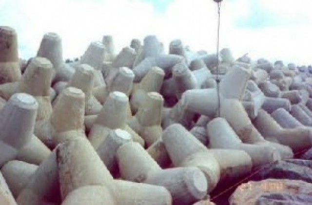 Възрастен мъж се преби на тетраподите до Морска гара