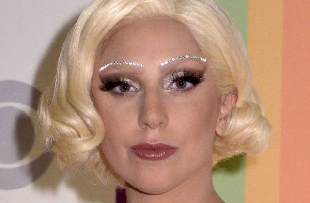 На моминско парти Лейди Гага се кърши на пилон