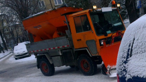 Снегопочистващи машини обработват улиците срещу заледяване