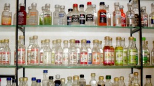 Трезвеник пази колекция от хиляди минибутилки с алкохол СНИМКИ