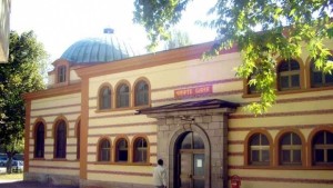 Продават Чифте баня и фризьорския салон заедно