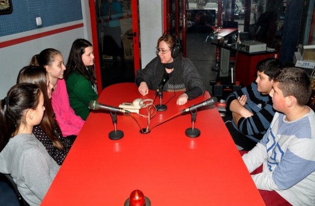 Клуб Млад журналист от училище Климент Охридски по ръба на деня