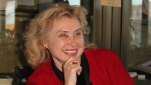 Аделаида ЯкимоваФурнаджиева показва мудри и мантри в библиотеката