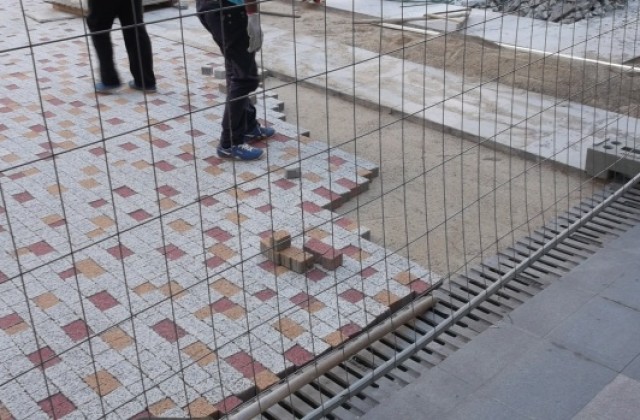 Работи се по подпорната стена около църквата „Хаджи Димитър”