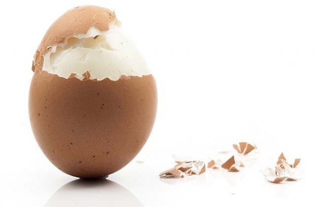 Учени върнаха в сурово състояние сварено яйце