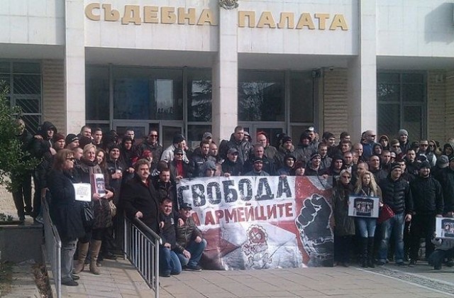Фенове на ЦСКА протестират пред съда в Благоевград