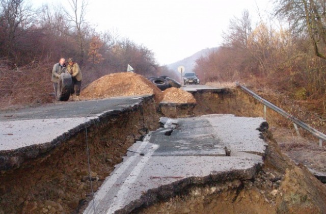 Започна ремонтът на пътя между Миндя и Мерданя