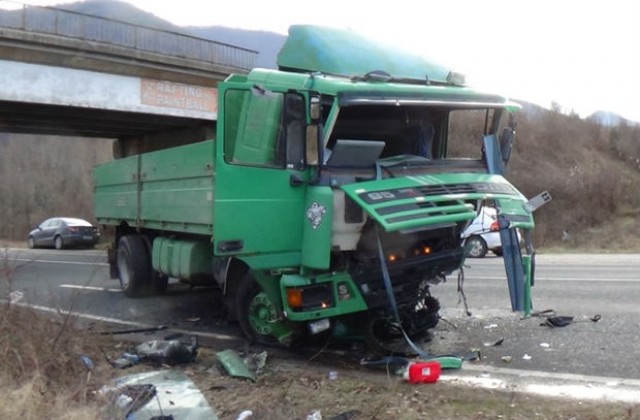 Камион падна от мост върху Е-79 край Симитли, двама с опасност за живота (СНИМКИ)