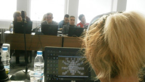 Съветничка играе Мahjong докато кметът отчита контрола над инвестициите