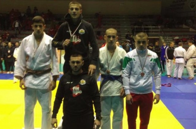 Бронзов медал за еленските джудисти