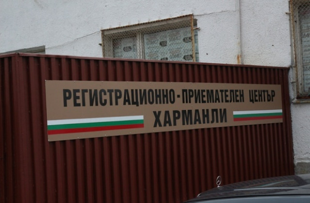 Бежанският център с вечерен час. Областният иска и жандармерия