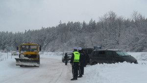 Пътни полицаи проверяват рисковите пътни участъци в началото на всяка