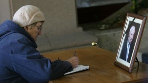 Стотици хора се подписаха в съболезнователна книга в памет на