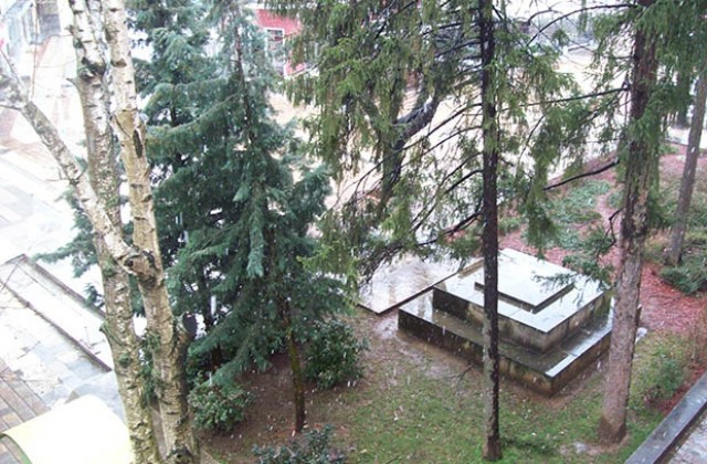 Вятърът утихна, заваля мокър сняг