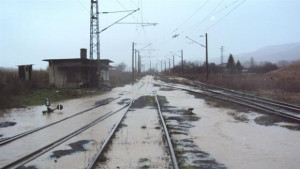 Заляти с вода са жп линията и пътя между Попово