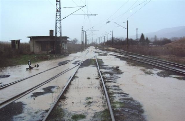 Заляти с вода са ж.п. линията и пътя  между Попово и Търговище, влак с пътници изчаква на гарата в Търговище