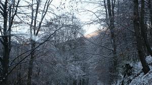 Облачно със слаб дъжд