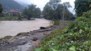 Валежите наводниха част от Стражица