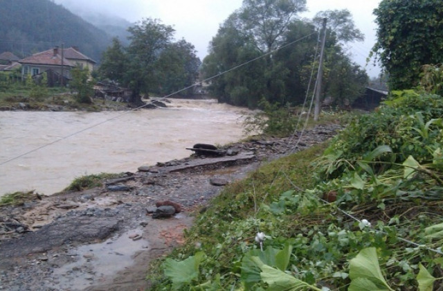 Валежите наводниха част от Стражица