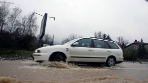 Участък на бул Ломско шосе е под вода
