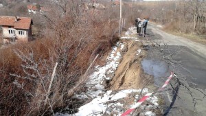 20 метра свлачищна зона на пътя между селата Дяково и