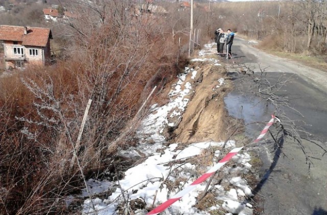 20 метра свлачищна зона на пътя между селата Дяково и Кременик