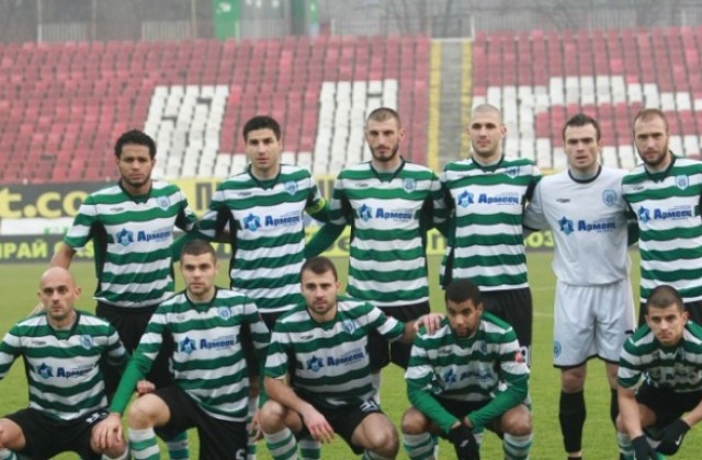 Моряците играят с румънския  Пандури