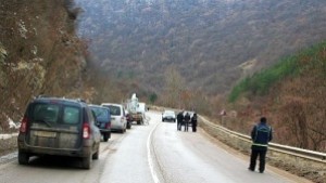 Скален къс падна на главния път СофияВарна отстраниха го със