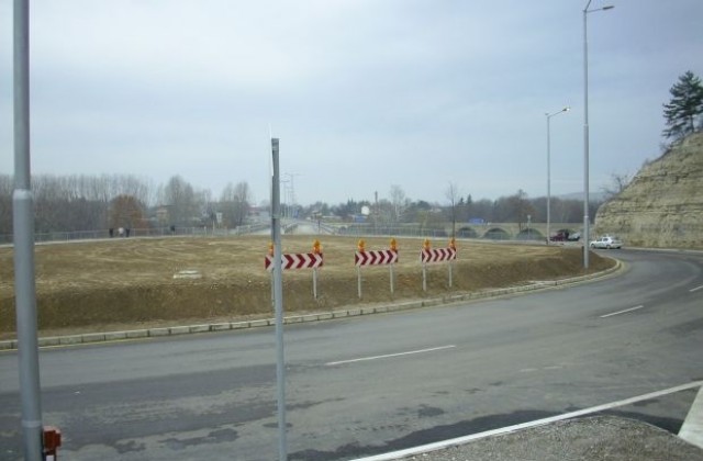 Товарен автомобил се обърна на кръговото край Бяла