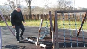 Заради вандалски набези над детски площадки общината поставя камери за