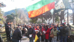 Десетки кюстендилци излязоха на протест против продажбата на Чифте баня