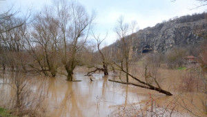 В Нисово ходят с лодки до кравефермата според кмета на