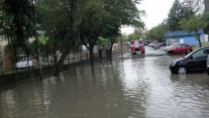 Отводняват къщи и дворове в пострадалите села