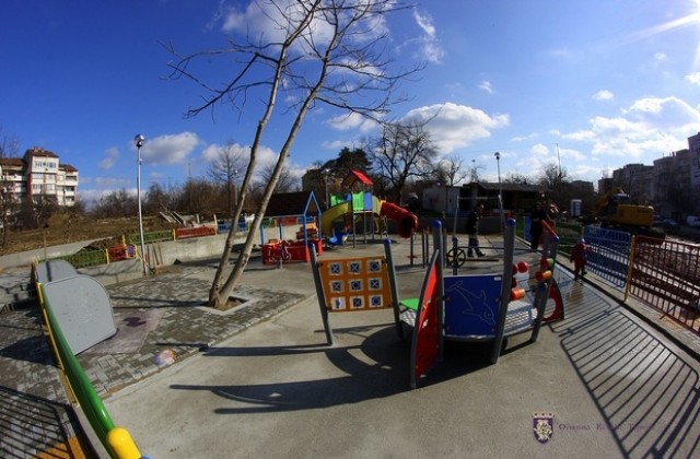 Детска площадка и парк изграждат в кв. Зона В