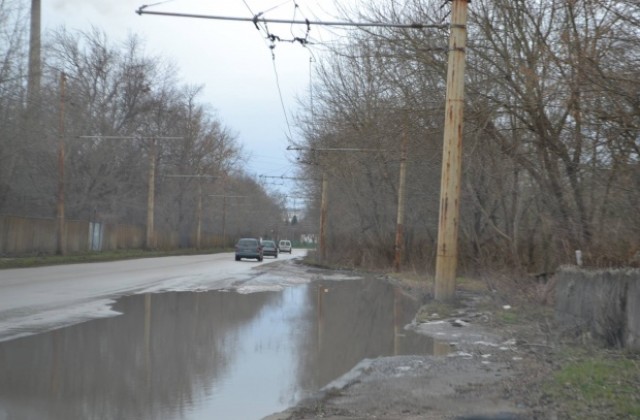 Водач загина на място след удар в стълб, ТИР аварира в прохода на Републиката
