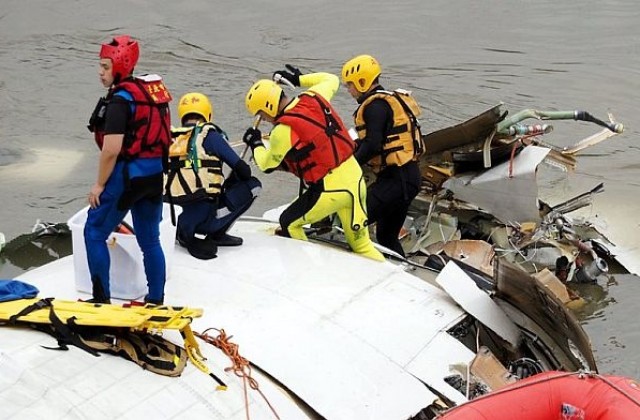 Тайвански самолет се блъсна в мост, 31 души загинаха (ВИДЕО)