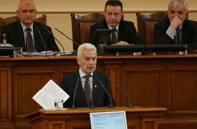 Сидеров призова управляващите да сменят военния министър, излагал ги