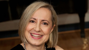 Павлина Доковска с подарък за пианистите от Училището по изкуствата