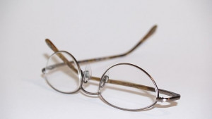 Разработиха оцветяващи се стъкла за очила