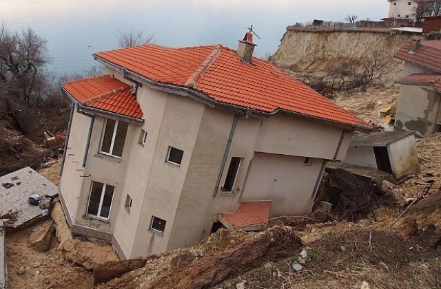 Свлачище погълна къщи край Албена (СНИМКИ)