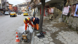 Обезопасиха самосрутваща се къща ремонтират тротоара под Халите