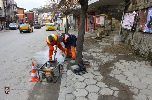 Обезопасиха самосрутваща се къща, ремонтират тротоара под Халите