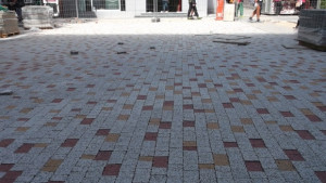 Светлинна арка в началото на пешеходната зона