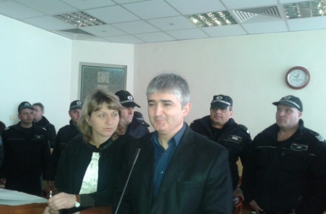 Свиленградският митничар остава в ареста