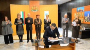 Повече пари за работни дрехи на учителите