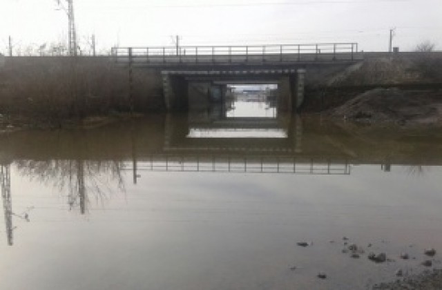 Осем фирми с 600 работници спряха да работят заради наводнен път в Бургас